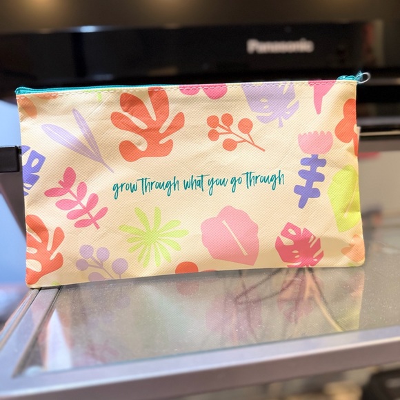 Thrive Causemetics Colorful Cosmetic Bag - Picture 2 of 3